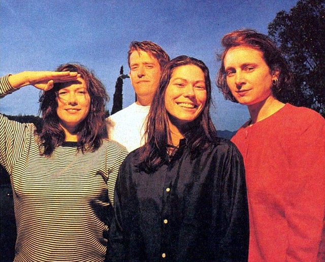 The members of the alternative rock band the Breeders pose for a picture. Photo credits: https://indiehoy.com/noticias/the-breeders-reedita-sus-primeros-discos-en-vinilo/